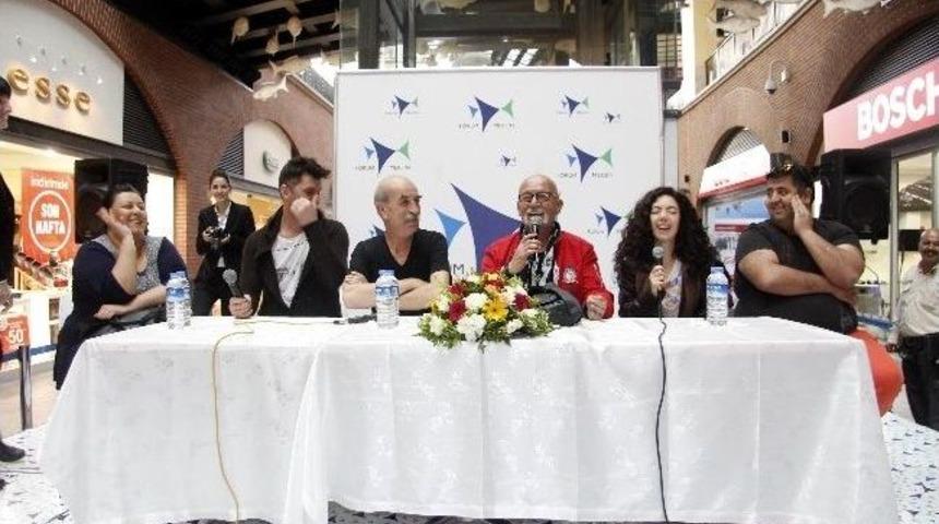 Her Yöne 90 Dakika Oyuncuları Forum Mersin'de İmza Gününe Katıldı