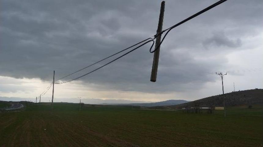 Yer &Ccedil;ekimine Meydan Okuyan Telefon Direği