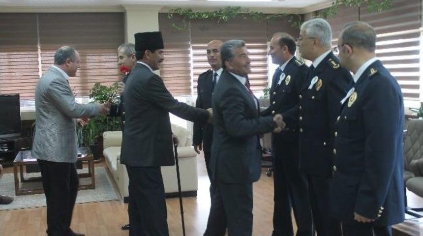 Asimder Polis G&uuml;n&uuml;nde 81 İli Temsilen 81 Karanfil Dağıttı