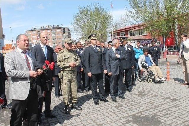 Asimder Polis Gününde 81 İli Temsilen 81 Karanfil Dağıttı