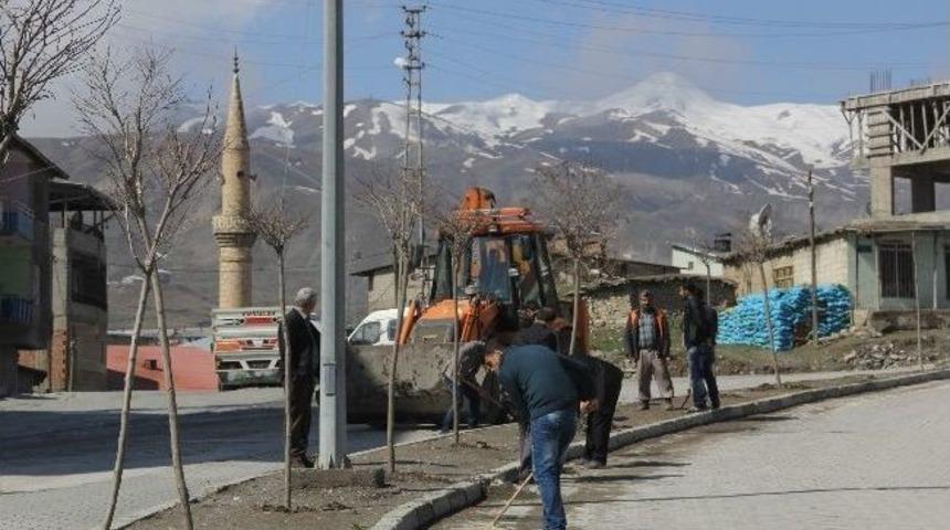 Karayolları Ekipleri Ref&uuml;jlerde &Ccedil;alışma Başlattı