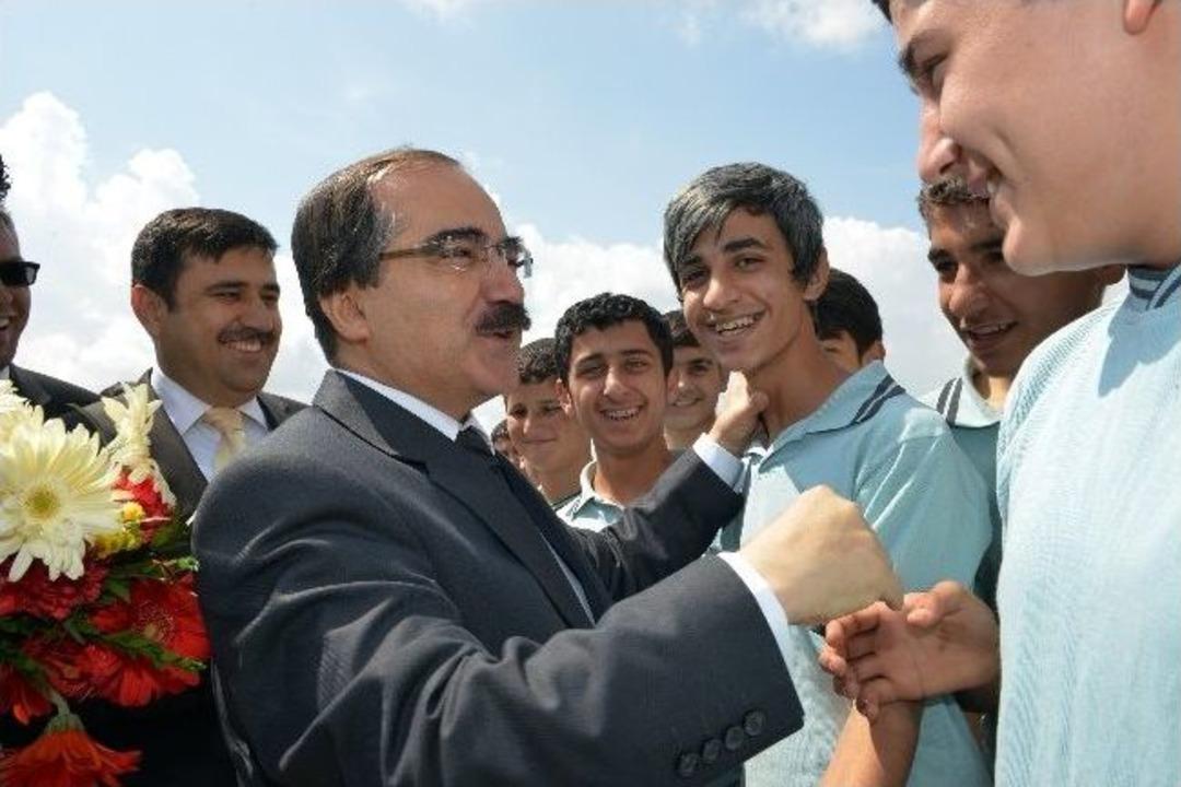 Adana'da 97 Okulda 21 Bin 57 Tablet Bilgisayar Dağıtıldı