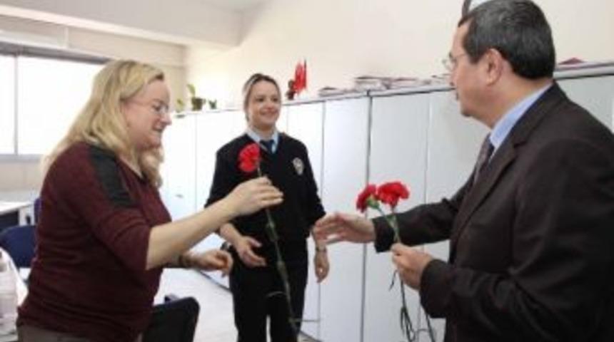 Başkan Batur'dan Polise Karanfilli Kutlama