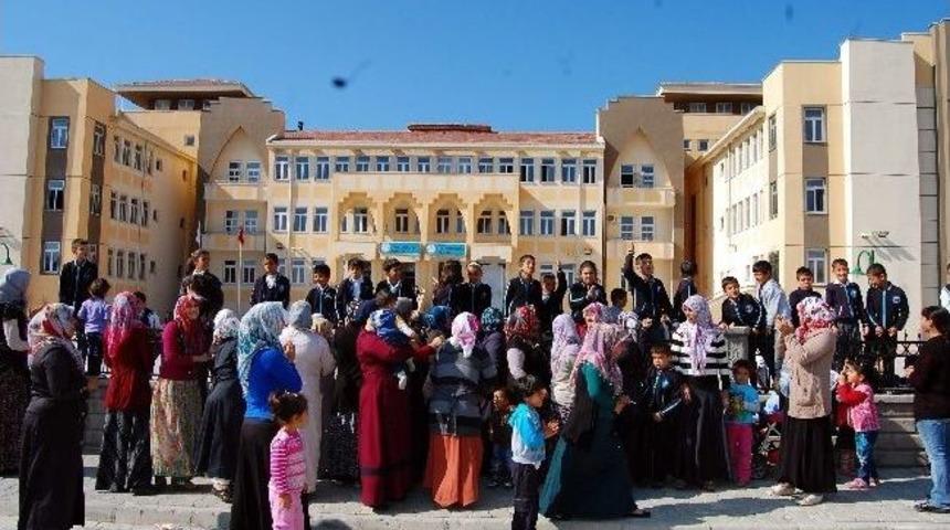 Velilerden '&ouml;ğretmenler Gitmesin' Eylemi