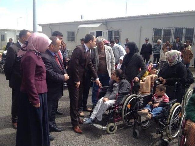 Beyazay Derneği Kilis Şubesi&rsquo;nden Suriyelilere Tekerlekli Sandalye Yardımı 1