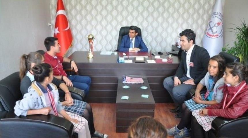 Yıldız Kız Futbol Takımından Milli Eğitim M&uuml;d&uuml;r&uuml;ne Ziyaret