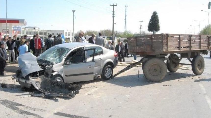 Trakt&ouml;rle Otomobil &Ccedil;arpıştı: 4 Yaralı