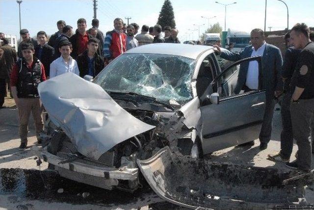 Trakt&ouml;rle Otomobil &Ccedil;arpıştı: 4 Yaralı 1