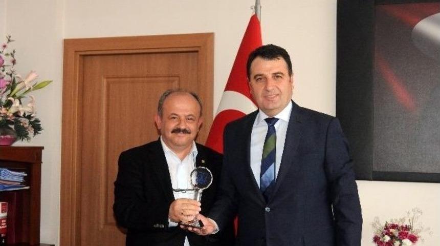 Makine M&uuml;hendisi Karahasan&rsquo;a, Meslekte 25. Yıl Plaketi