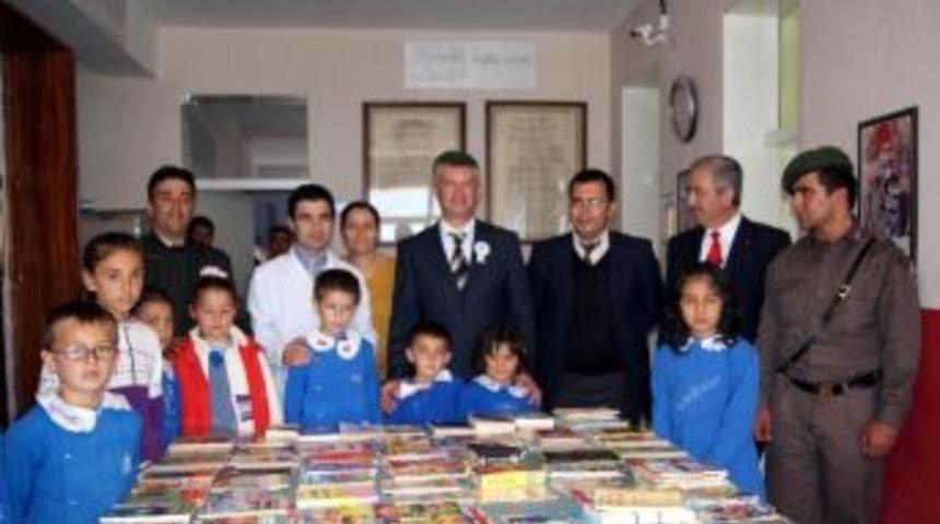 Tuzluk&ccedil;u&rsquo;da Jandarmadan Kitap Bağışı