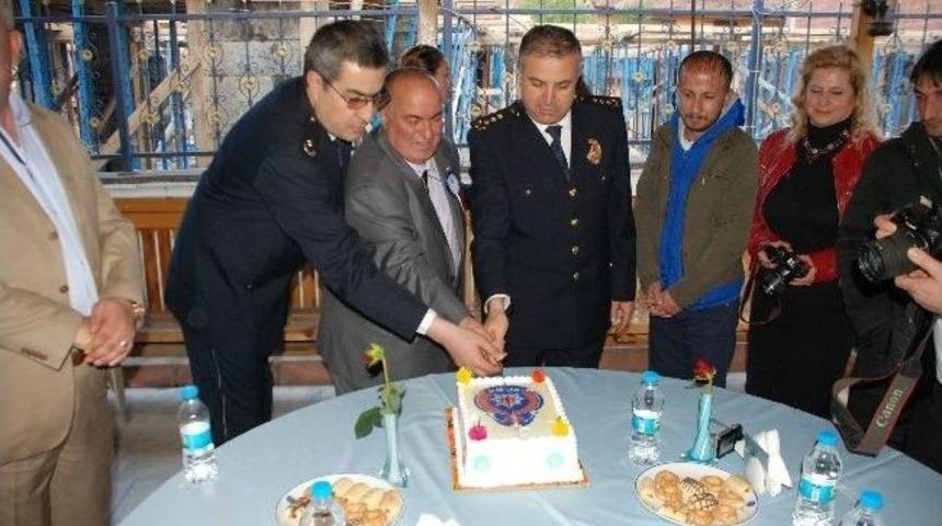 Abb&rsquo;den Polis Merkezi&rsquo;nde Pastalı Kutlama