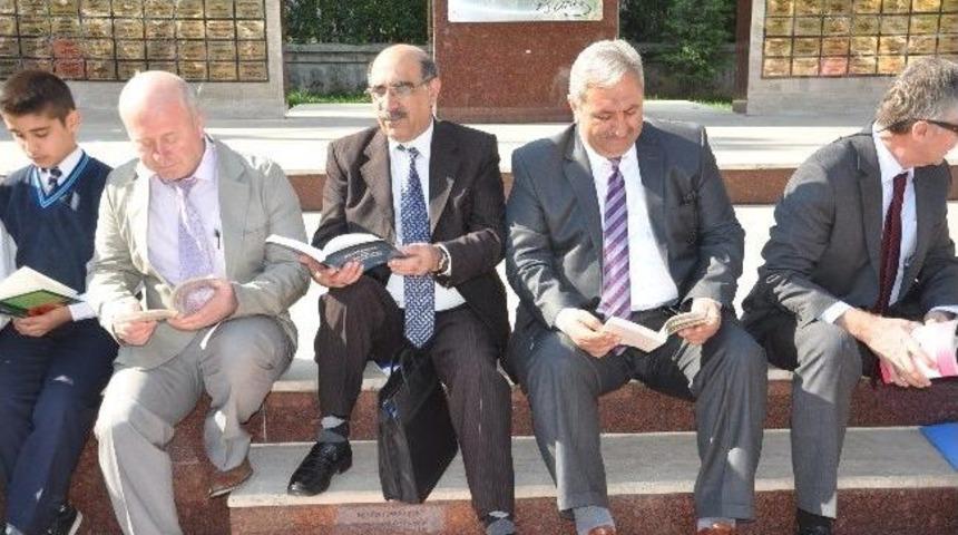 Somalı &Ouml;ğrenciler Meydanda Kitap Okudu