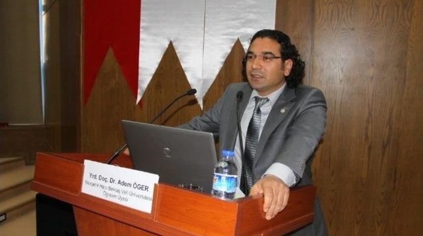 G&uuml;n&uuml;m&uuml;z T&uuml;rk D&uuml;nyası Ve Uygurlar Konulu Konferans D&uuml;zenlendi