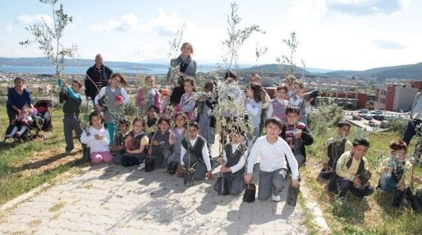 Urla&rsquo;da Minikler İyte&rsquo;ye Ağa&ccedil; Dikti