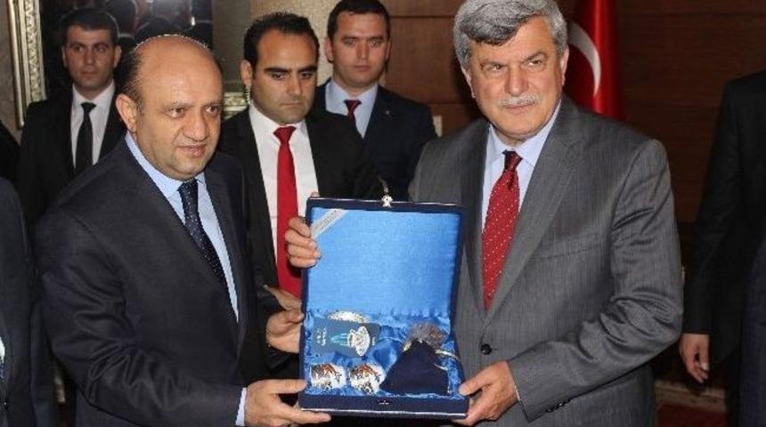 Bakan Işık, Kocaeli B&uuml;y&uuml;kşehir Belediyesi'ni Ziyaret Etti