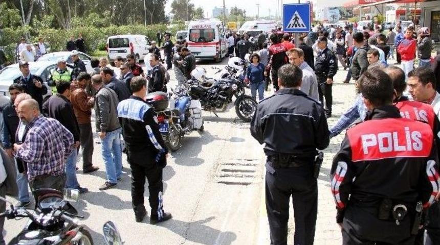 Polis Yayaya &Ccedil;arptı: 3 Yaralı