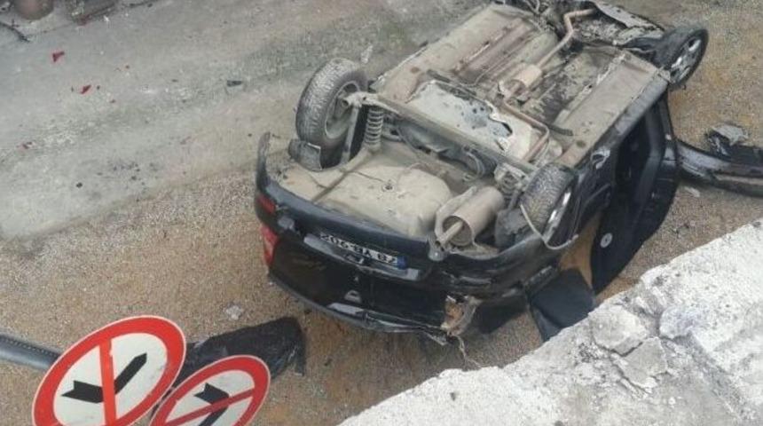 Otomobil Bariyerlere &Ccedil;arptı: 1 Yaralı