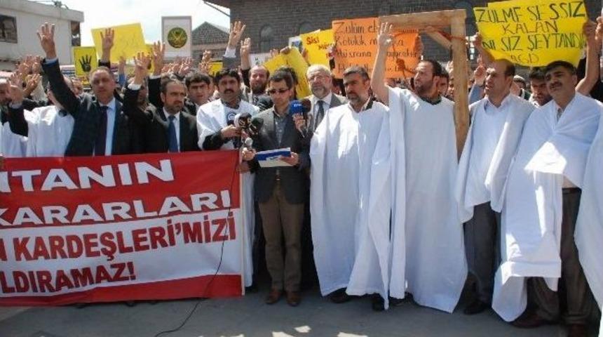 Mısır'daki İdam Kararlarına Kefenli Protesto