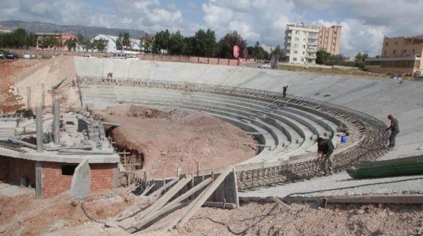 Toroslar&rsquo;daki 3 Bin Kişilik Amfi Tiyatronun B&uuml;y&uuml;k B&ouml;l&uuml;m&uuml; Tamamlandı