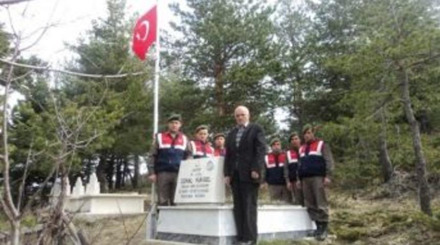 Şehit Cemal Y&uuml;ksel'in Mezarındaki Bayrak Yenilendi