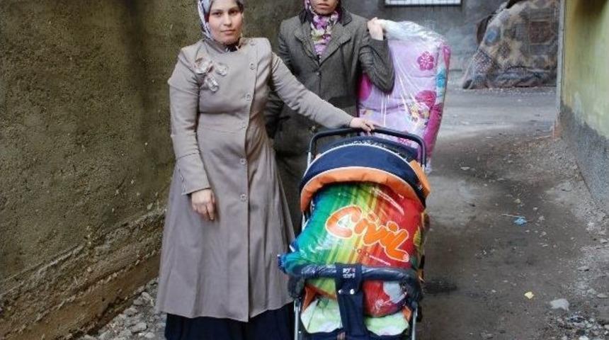 Suriyeli Kadına Komşuları Yardım Ediyor