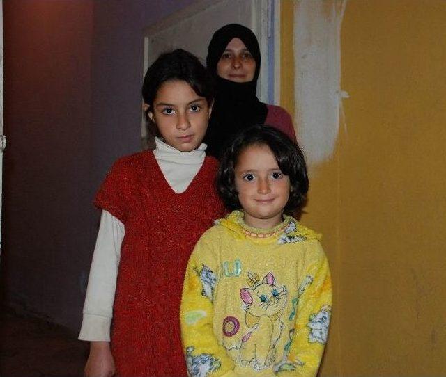 Suriyeli Kadına Komşuları Yardım Ediyor 1