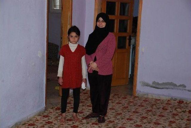 Suriyeli Kadına Komşuları Yardım Ediyor 2