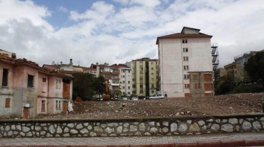 Pertevniyal Hastanesi Restore Edilmeyi Bekliyor