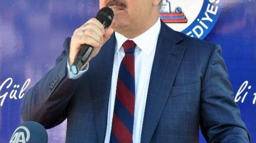 &Ccedil;elik, A&ccedil;ılışını Yaptığı Camide Cuma Namazını Kıldı