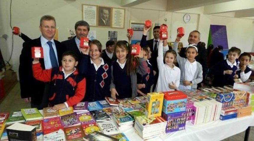 Kumbaralarında Biriktirdikleri Paralarla Kitap Aldılar