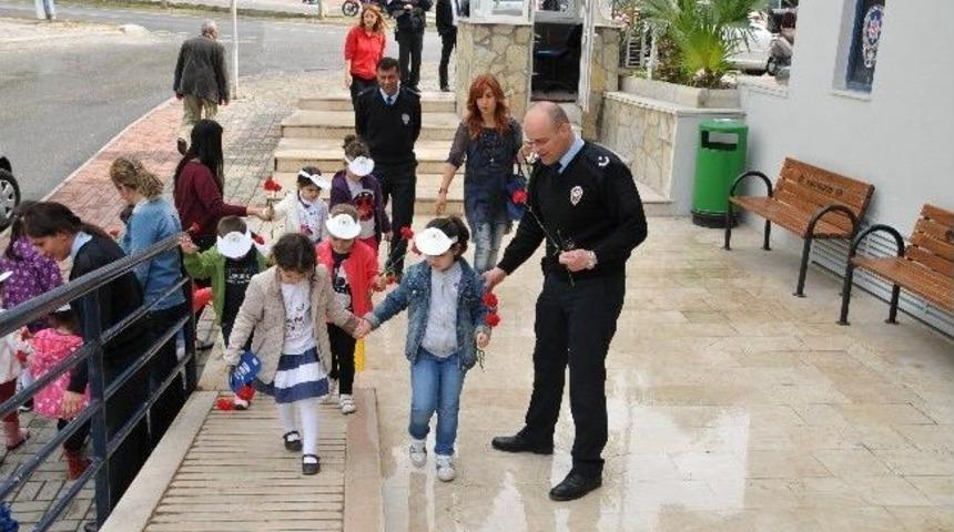 Miniklerden Polise Karanfil