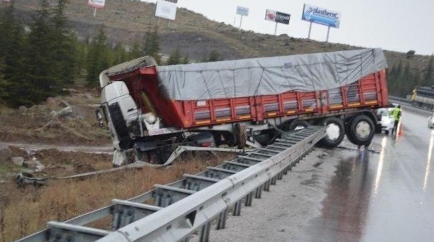 Yoldan &Ccedil;ıkan Tır Şarampole Devrildi