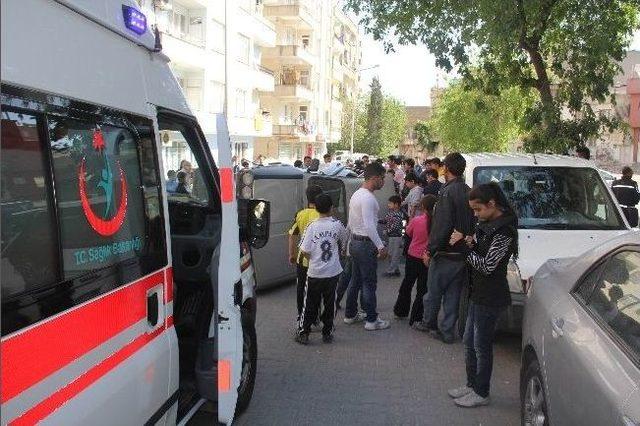 Motor S&uuml;r&uuml;c&uuml;s&uuml; Otomobilin A&ccedil;ılan Kapısına &Ccedil;arptı 1