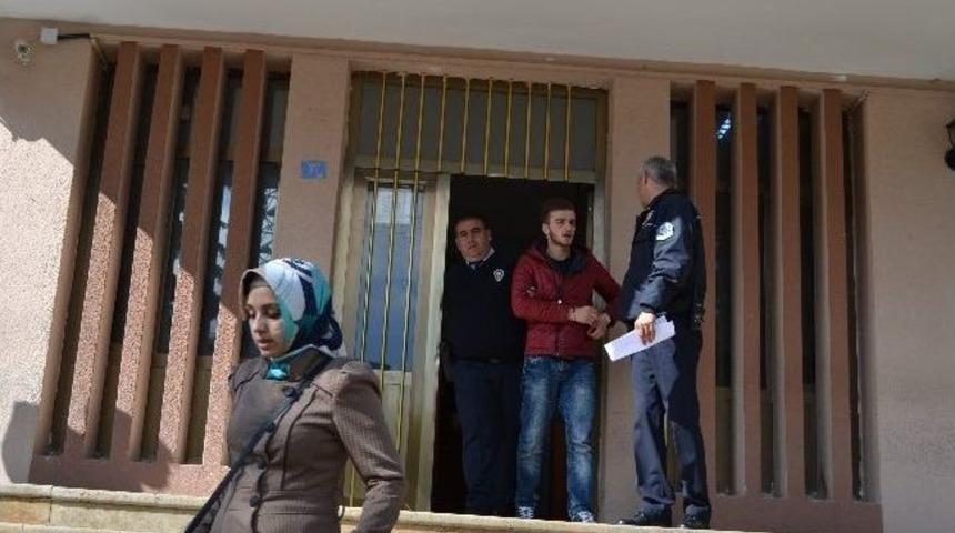 Minib&uuml;slerdeki Paraları &Ccedil;alan Hırsız Yakalandı