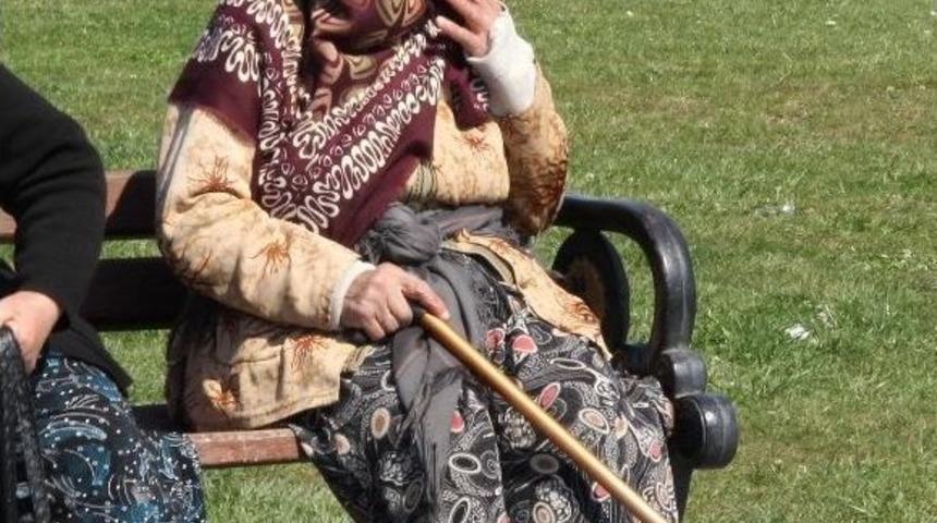 Dilenci, Polis Ve Zabıtayı G&ouml;r&uuml;nce Oturma Numarası Yaptı