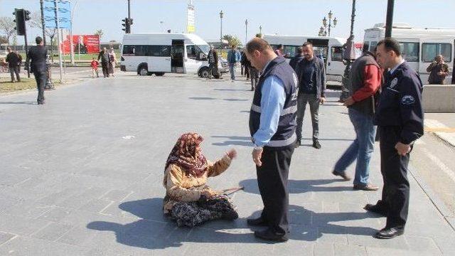 Dilenci, Polis Ve Zabıtayı G&ouml;r&uuml;nce Oturma Numarası Yaptı 1