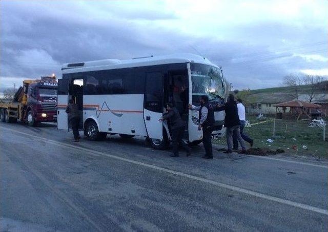 &Ouml;ğretmen Servisi Kaza Yaptı: 14 Yaralı 1