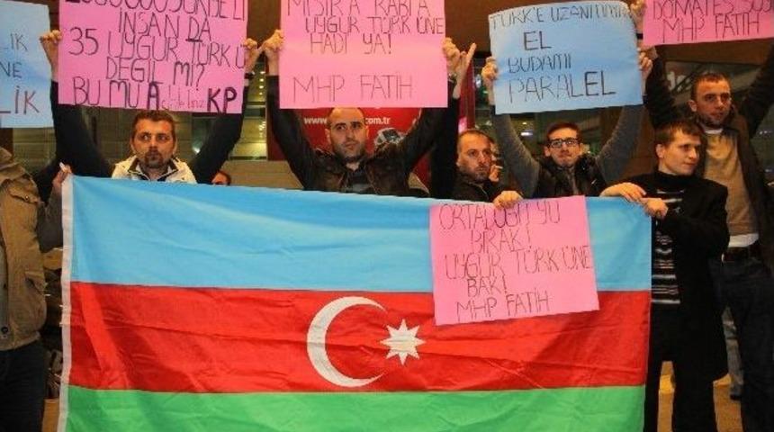 Havalimanında Mahsur Kalan Uygur T&uuml;rklerine Mhp&rsquo;lilerden Destek