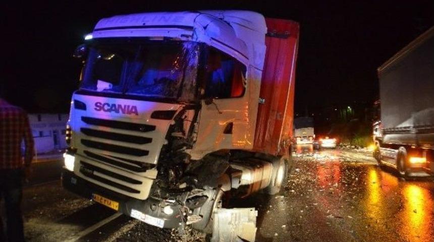 D-100 Karayolunda 2 Tır &Ccedil;arpıştı: 1 Yaralı