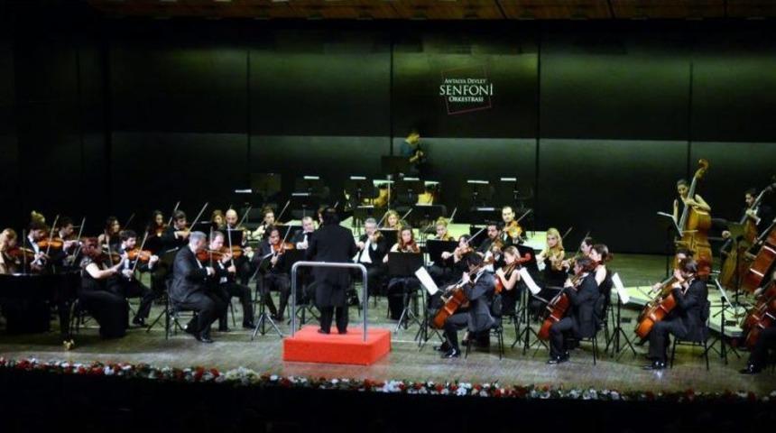 &Uuml;nl&uuml; Orkestra Şefi Rahbari, Antalya'da Orkestra Y&ouml;netti
