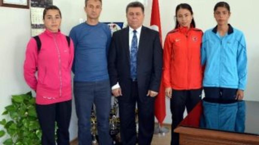 Zeynel Akın, Başarılı Atletleri Makamında Kabul Etti