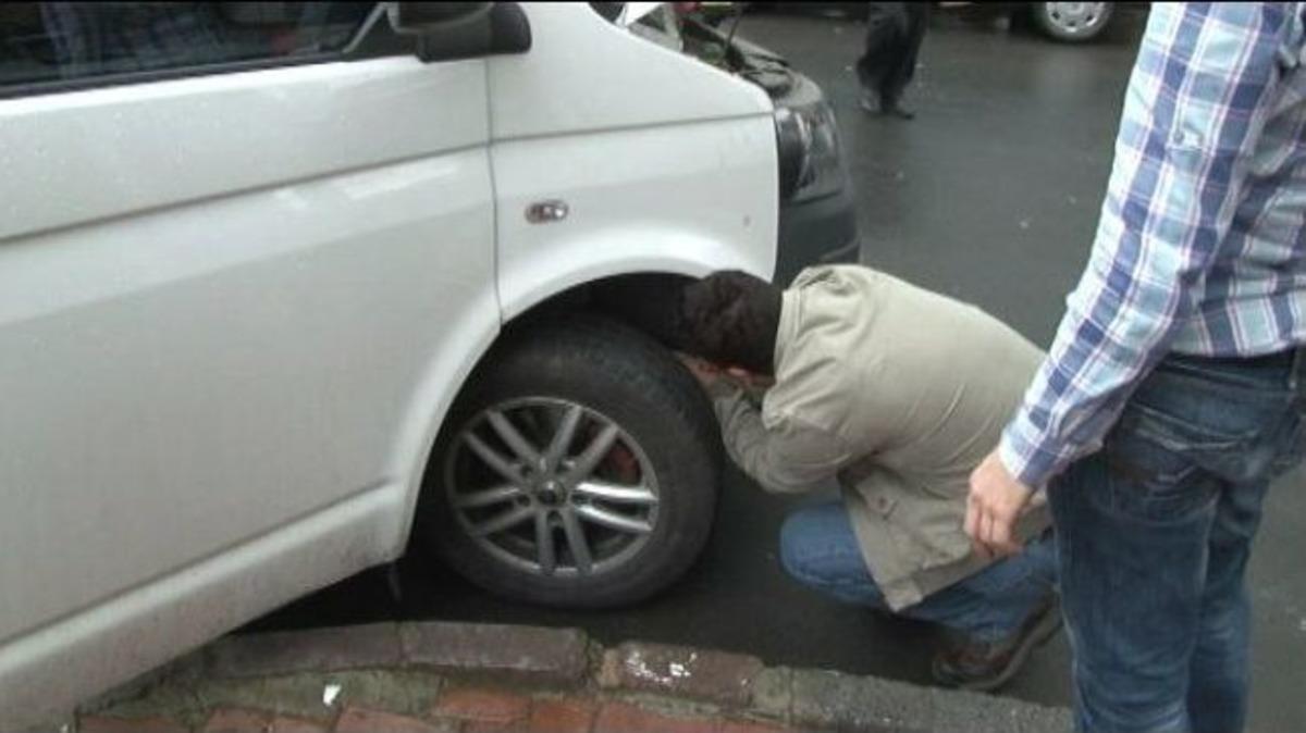 (&ouml;zel Haber) Elini Motorun İ&ccedil;ine Sokarak Sıkışan Kediyi Kurtardı