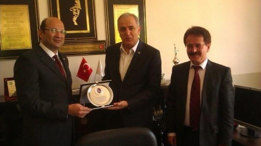 T&uuml;rkiye Voleybol Federasyonu Başkanı Bornova Anadolu Lisesini Ziyaret Etti