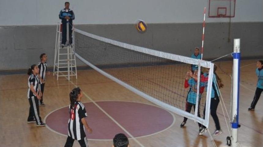 Kozanda Okullar Arası Voleybol Turnuvası Sona Erdi