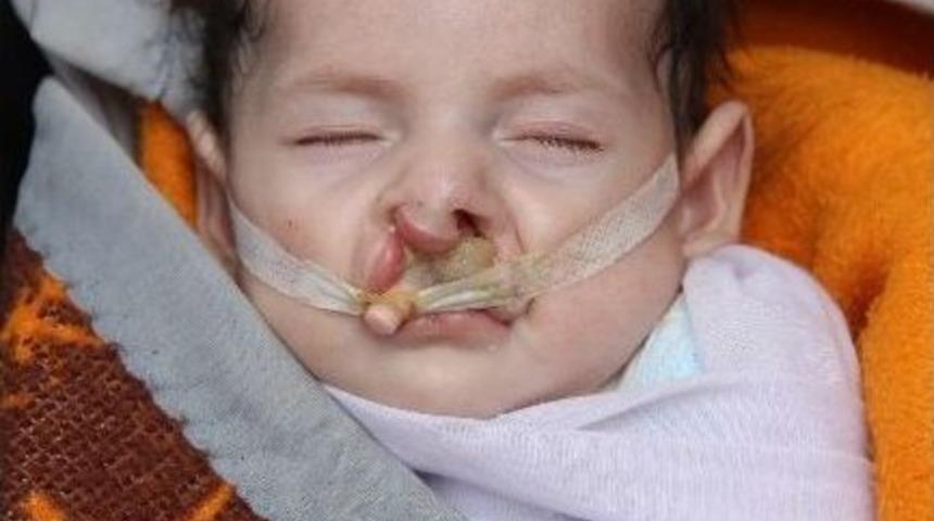 Suriyeli Anne 2 Aylık Bebeği İ&ccedil;in Cami &Ouml;n&uuml;nde Yardım İstedi