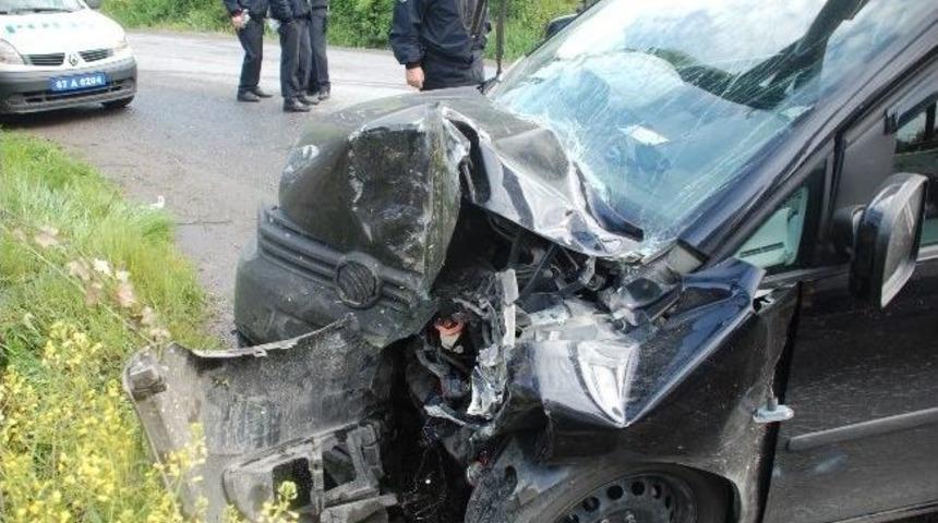 Otomobille Kediyi Ezmemek İ&ccedil;in Yoldan &Ccedil;ıkıp Duvara &Ccedil;arptı