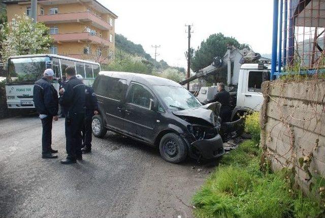 Otomobille Kediyi Ezmemek İçin Yoldan Çıkıp Duvara Çarptı