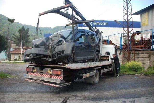 Otomobille Kediyi Ezmemek İçin Yoldan Çıkıp Duvara Çarptı