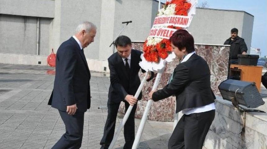 Zonguldak Belediye Meclisi Atat&uuml;rk Anıtı'na &Ccedil;elenk Bıraktı