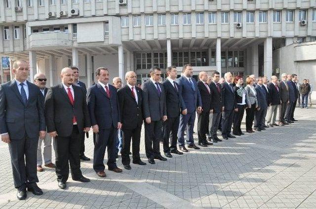 Zonguldak Belediye Meclisi Atat&uuml;rk Anıtı na &Ccedil;elenk Bıraktı 1